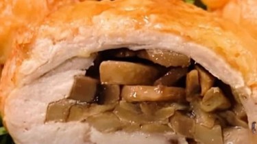 Paquetitos de pollo rellenos de cebolla, hongos y queso.