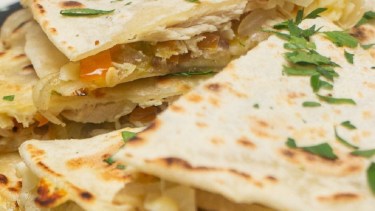 Quesadillas caseras de pollo, una receta facilísima que resuelve almuerzo o cena