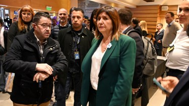 Bullrich a su llegada a Bariloche.