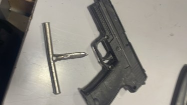 Un arma de juguete y una herramienta casera para romper vidrios fueron secuestradas. 