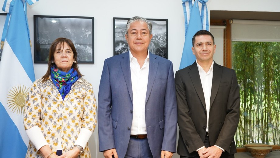 Rolando Figueroa junto a la rectora Beatriz Gentile. Foto: gentileza.