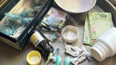 Cocaína y armas, los resultados de varios operativos simultáneos en Centenario 