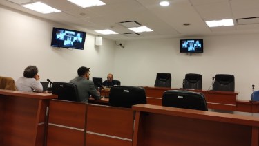 Una sala semivacía, hasta el juez participó por Zoom de la audiencia. (Gentileza)