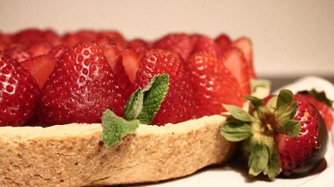 Cómo hacer una tarta de frutillas y gelatina sin desesperar en el intento