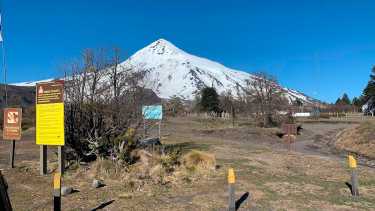 Rescate en el Volcán Lanín: el grupo inició el descenso tras trasladar al accidentado a los refugios