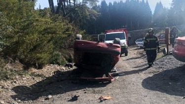 Tres heridos tras el vuelco de un auto que se quedó sin frenos en Villa La Angostura (Foto: gentileza)