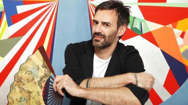 Rionegrino de Allen, Julio Albisu vive en Buenos Aires desde hace casi treinta años, donde encontró una vida como artista.