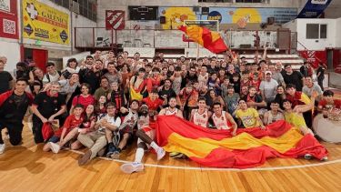 La banda del Torito, a pleno en La Caldera. Español logró un triunfazo en el tercer juego y define con el Verde. (EspaBasquet)