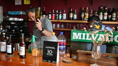 Ezequiel Fritzler elaboró en 2020 un vermut a base de malezas de la zona. Foto: Chino Leiva