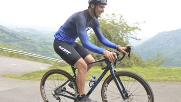 El director técnico de la Selección Argentina se sube a la bici para afrontar los 110 kilómetros de la ruta neuquina. (Gentileza)