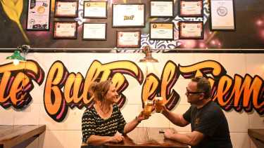 Pioneros. Pablo Vrlica y su esposa, fueron de los primeros en explorar el crecimiento de la cerveza en Cipolletti. 
