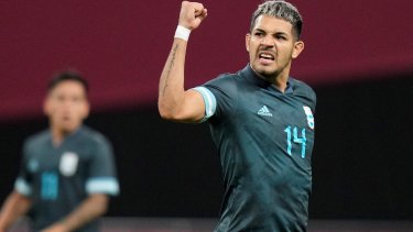 Facundo Medina se sumó a la Selección en reemplazo de Lisandro Martínez, que arrastra un golpe.