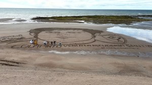 ¿Quién dibujó a Franco Colapinto en la playa de Las Grutas? La artista visual que impresionó a Messi y al piloto de Fórmula 1 