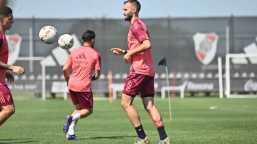 Germán Pezzella en un entrenamiento de River se resintió de su lesión en el gemelo.
