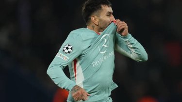 Un gol agónico gol de Angelito Correa le dio la victoria al Atlético en París.