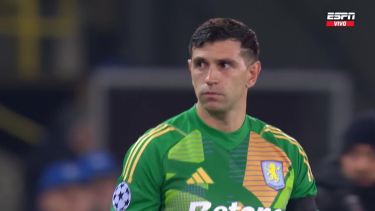 Brujas y un penal insólito ante el Aston Villa de Dibu Martínez.