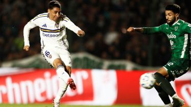 Merentiel define perfecto, luego de la falla de la defensa local. (@bocajuniors)