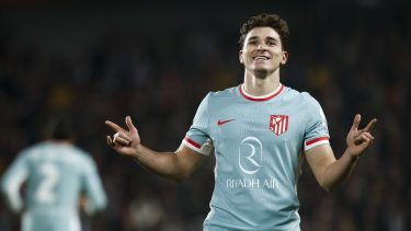 Julián Álvarez, golazo de tiro libre y doblete para el Atlético Madrid en la Champions League
