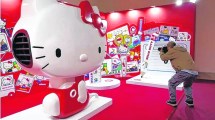 Imagen de 50 años de Hello Kitty, la icónica gatita que no era tal