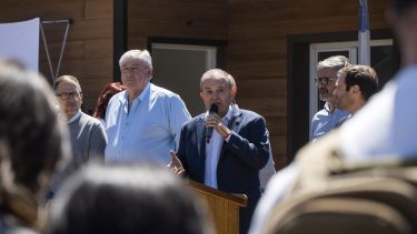 Cortés y Pesatti compartieron acto en una entrega de casas. Crédito Marcelo Martinez / Patagonia.
