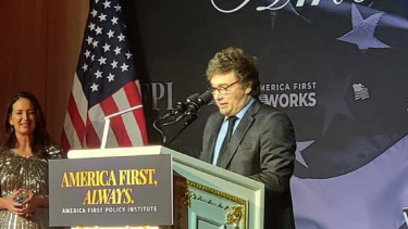 Video: a Javier Milei le cortaron el micrófono mientras hablaba en el evento de Donald Trump
