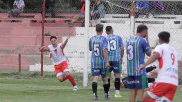 Hernán Azaguate jugó el último Regional Amateur en Independiente de Neuquén. (Foto: Oscar Livera)