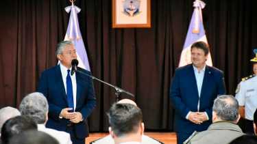 El gobernador y el intendente estuvieron presentes en el acto por el aniversario de la Policía Federal que se realizó en Casa de Gobierno. Foto Matías Subat.