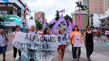 El reclamo por los ajustes de Milei retumbó en las calles de Neuquén. (FOTO: Cecilia Maletti)