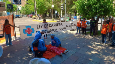 Protestas en Neuquén: salud reclamó en Casa de Gobierno y estatales contra Quintriqueo en hospitales