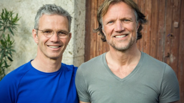 El motorhome de los turistas belgas Leroy Roel y Mic Demanet, volcado en la Ruta 43 de Neuquén.