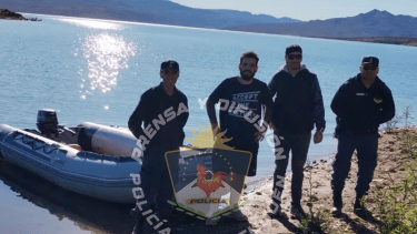 La policía de Neuquén rescató a dos pescadores en el río Collón Curá. (Foto: Gentileza Policía de Neuquén).