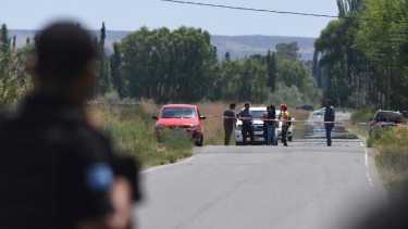 El doble crimen en Roca movilizó a la policía y fiscales; las pericias avanzan bajo reserva.  Foto Andrés Maripe.