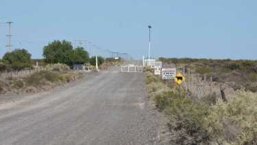 La zona petrolera en el norte de Roca. (Foto: Juan Thomes)