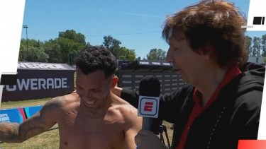 El exfutbolista de Boca se animó a cantar con el relator.