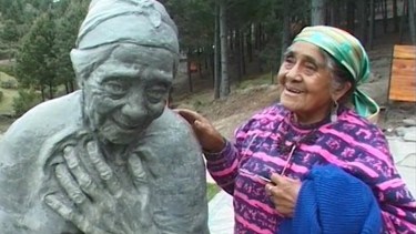 Con la idea de la unión de las culturas Alejandro Santana eligió como modelo a la abuela Rosa Cañicul que es del pueblo  mapuche de Pullan Pullán, en costa de El Malleo. 