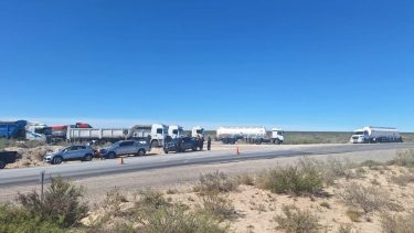 Camioneros llevaron adelante un corte de Ruta 6, en Roca. Foto gentileza.