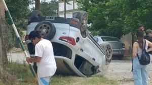 Impactante choque y vuelco en Fernández Oro: una camioneta terminó sobre la vereda