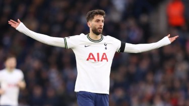 Rodrigo Bentancur fue sancionado en la Premier League por comentarios discriminatorios.