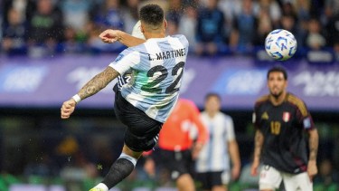Lautaro Martínez marcó un golazo para que Argentina le gane a Perú. Foto: AP.