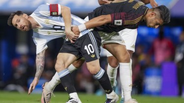 Lionel Messi tuvo un fuerte cruce con Carlos Zambrano, en La Bombonera.
