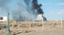 Imagen de Controlan el incendio en la planta de residuos petroleros en Vaca Muerta: bomberos afectados por el humo
