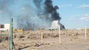 Controlan el incendio en la planta de residuos petroleros en Vaca Muerta: bomberos afectados por el humo