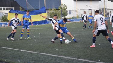 Quezada lucha y traba en el mediocampo. A los 38 años, el volante confirmó que este será su último torneo como futbolista. (Foto Gentileza Juan Carlos Tardon - Zapala noticias)