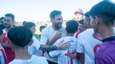 Lionel Messi saludó a los niños de Unión tras el amistoso contra Inter Miami.