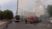Imagen de Se incendió un colectivo en pleno centro de Neuquén: hubo un corte de tránsito