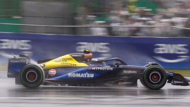 Colapinto bajo la lluvia. Un accidente lo dejó afuera de la carrera y la hija de Reutemann tiró una desafortunada comparación. (AFP)