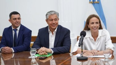 En la apertura de sobres participaron Albarracín junto al gobernador Figueroa y la titular de Upefe, la diputada Tanya Bertoldi. Foto gentileza.