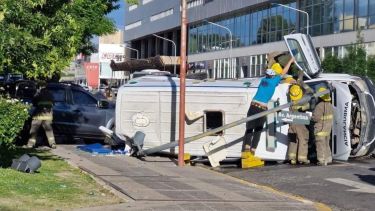 Cinco personas hospitalizadas en un accidente en Neuquén entre una camioneta y una ambulancia. Foto: Gentileza Lucas Hermadorena. 