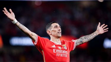 Ángel Di María marcó un hat-trick con chilena incluida en la victoria parcial del Benfica.