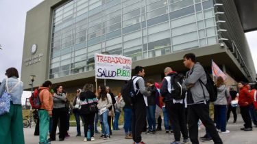Estatales autoconvocados protestan frente a la Ciudad Judicial de Neuquén (Matias Subat).